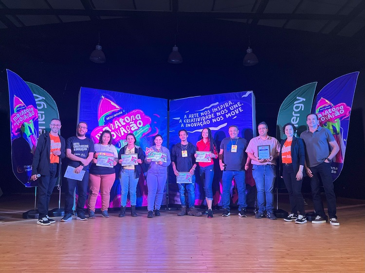 Grupo dos estudantes reunidos durante o ideathon